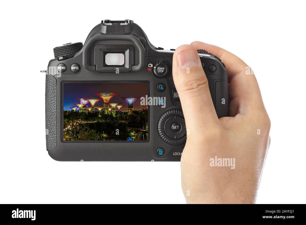 Mano con fotocamera e Singapore skyline della città (la mia foto) Foto Stock