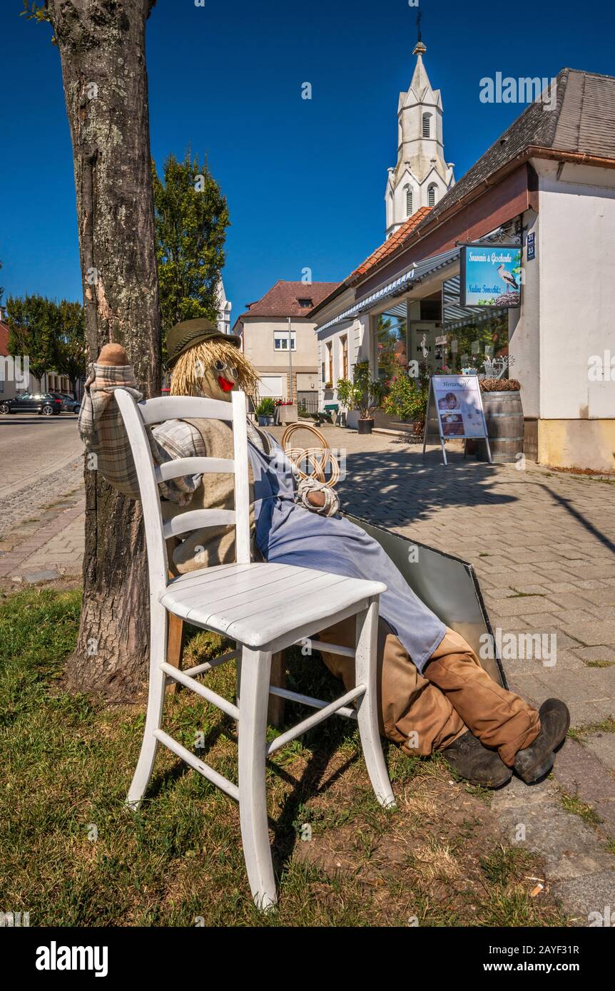 Figura alla Hauptstrasse di Morbisch am See, zona del lago Neusiedl, Burgenland, Austria, Europa centrale Foto Stock