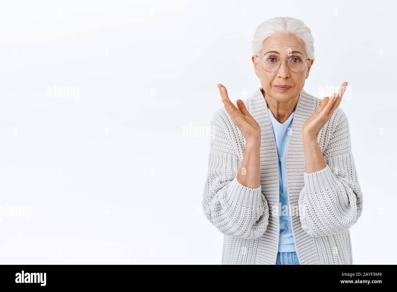 OH, cara nonna che guarda il bambino cresciuto così velocemente, alzando le mani vicino guance dalla cuteness e scena bella, essendo toccato e impressionato, sorridendo Foto Stock