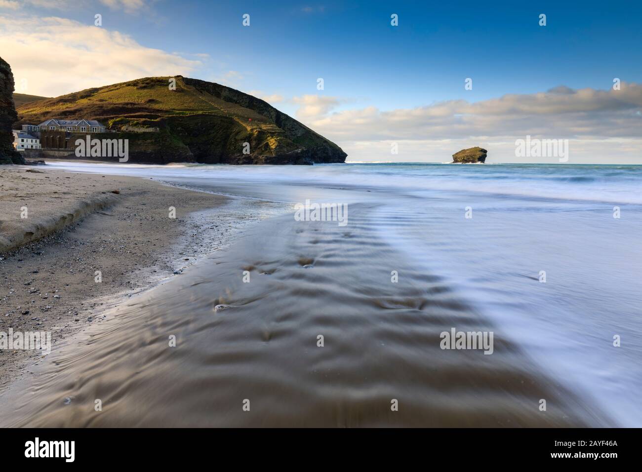 Il fiume sulla spiaggia di Portreath in Cornwall Foto Stock