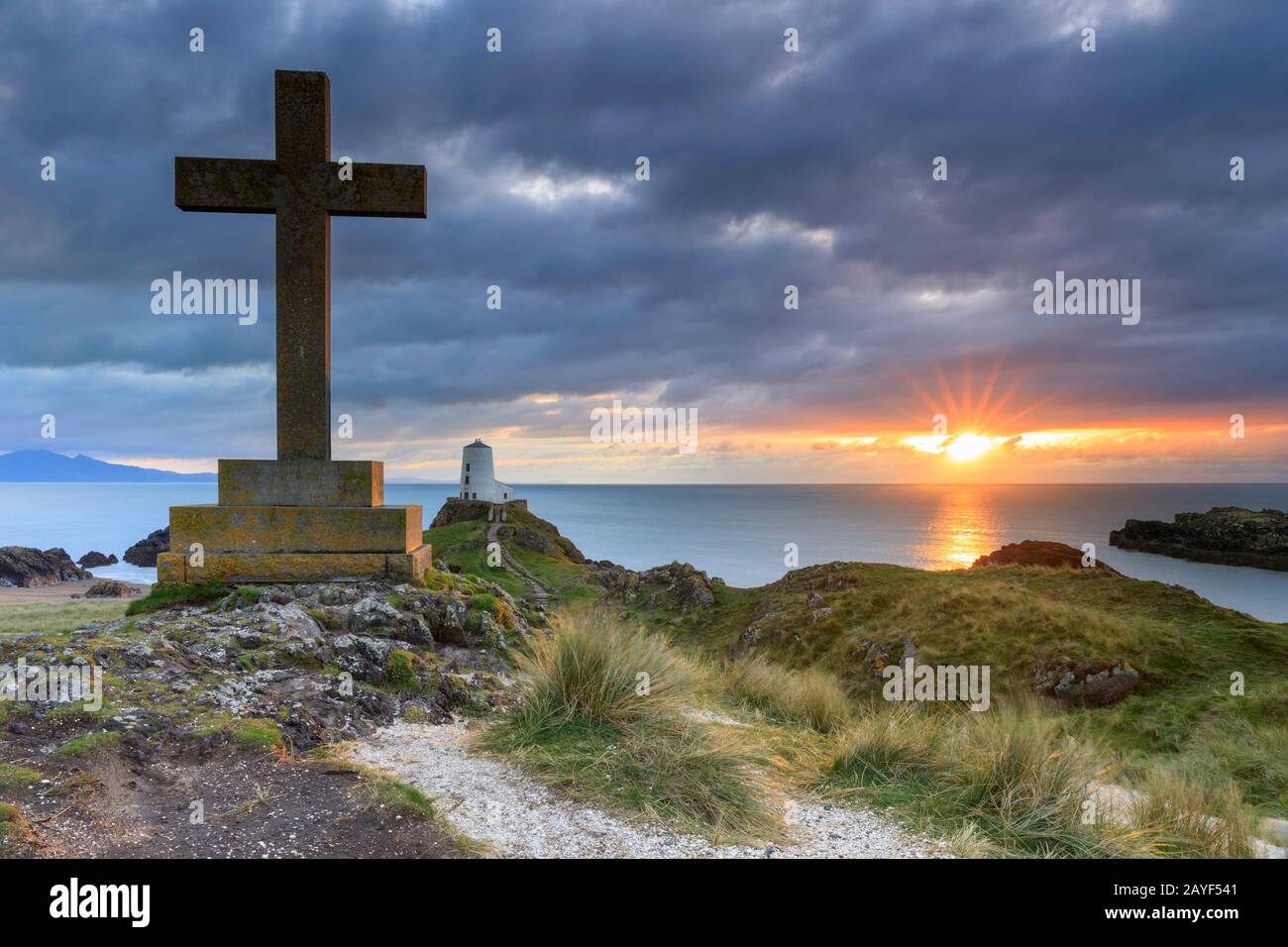 Faro di Tŵr Mawr su Ynys Llanddwyn sull'isola di Anglesey Foto Stock