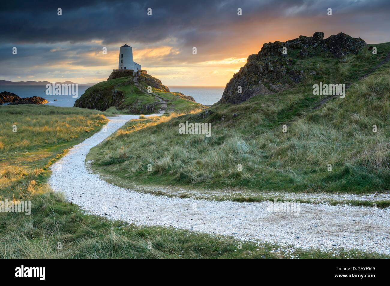 Faro di Tŵr Mawr su Ynys Llanddwyn sull'isola di Anglesey Foto Stock