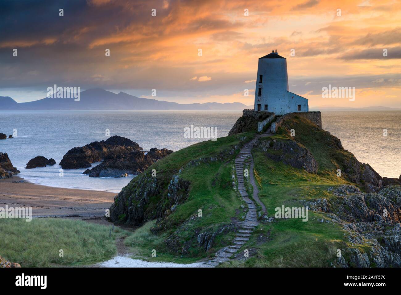 Faro di Tŵr Mawr su Ynys Llanddwyn sull'isola di Anglesey Foto Stock