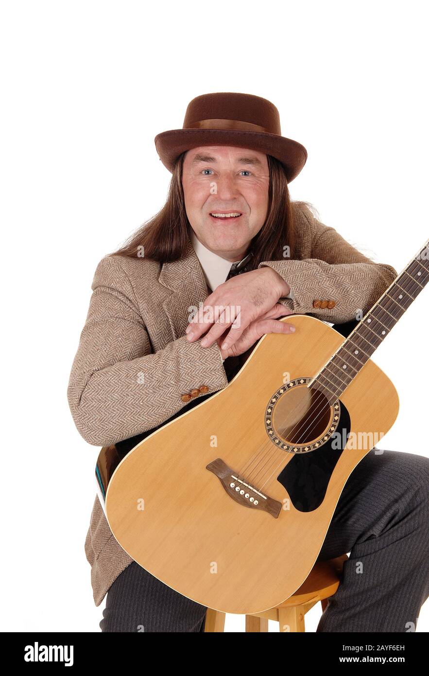 Uomo indigeno seduto con la sua chitarra Foto Stock