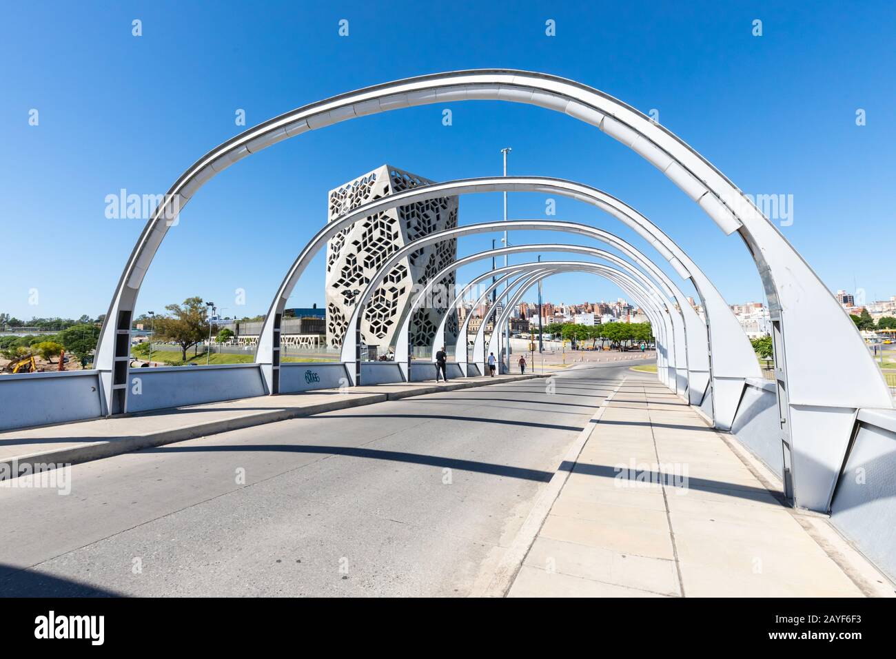Argentina archi di Cordova sul ponte Rosario di Santa Fe nel quartiere di Bicentenario Foto Stock