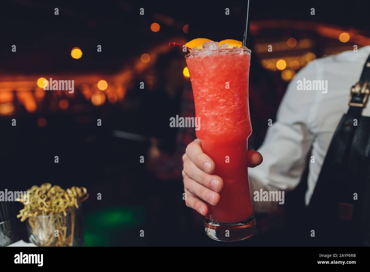 Bicchieri tintinnanti con alcool e tostatura, party Foto Stock