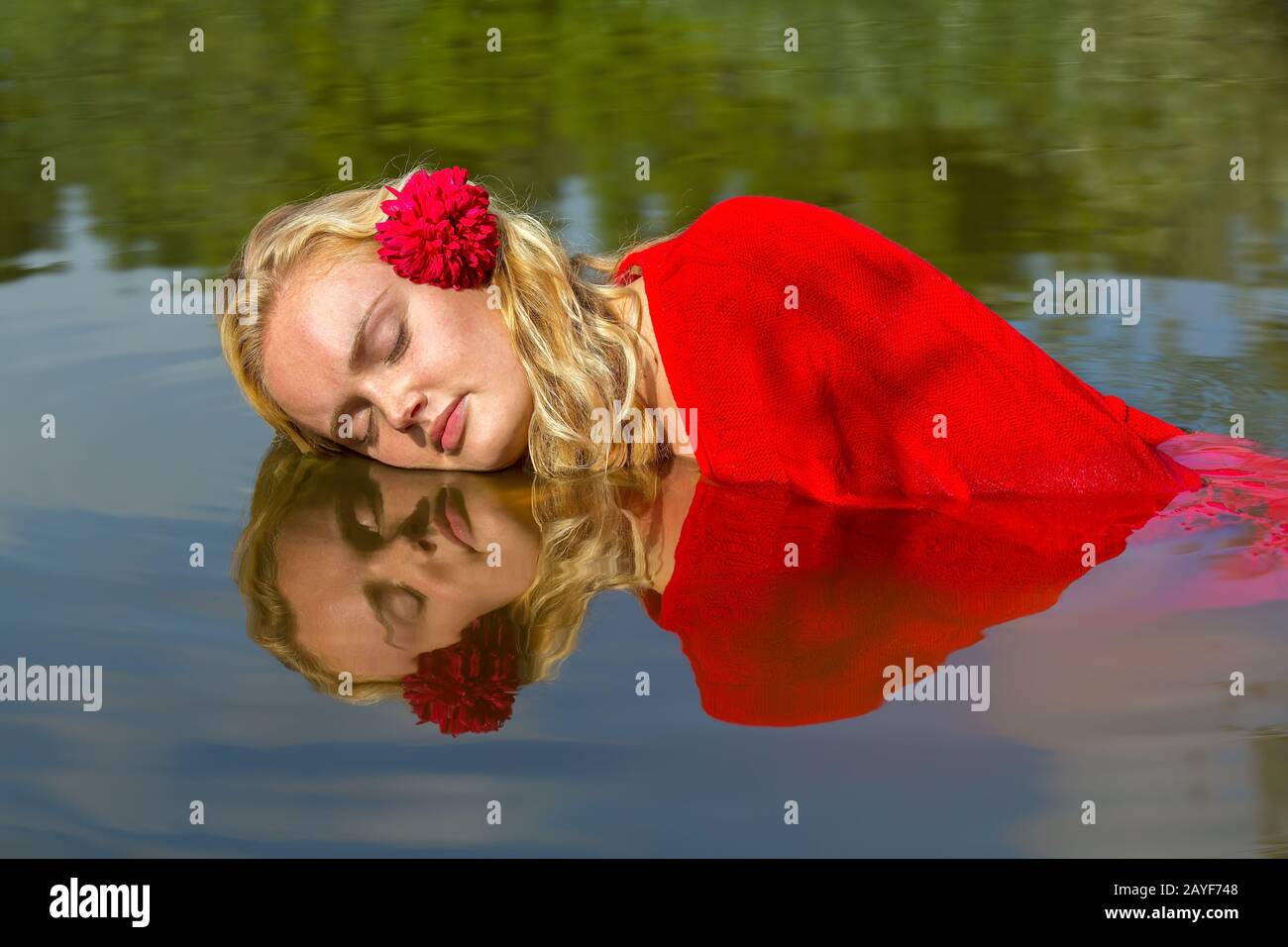 Ritratto speculare immagine giovane olandese donna in acqua Foto Stock