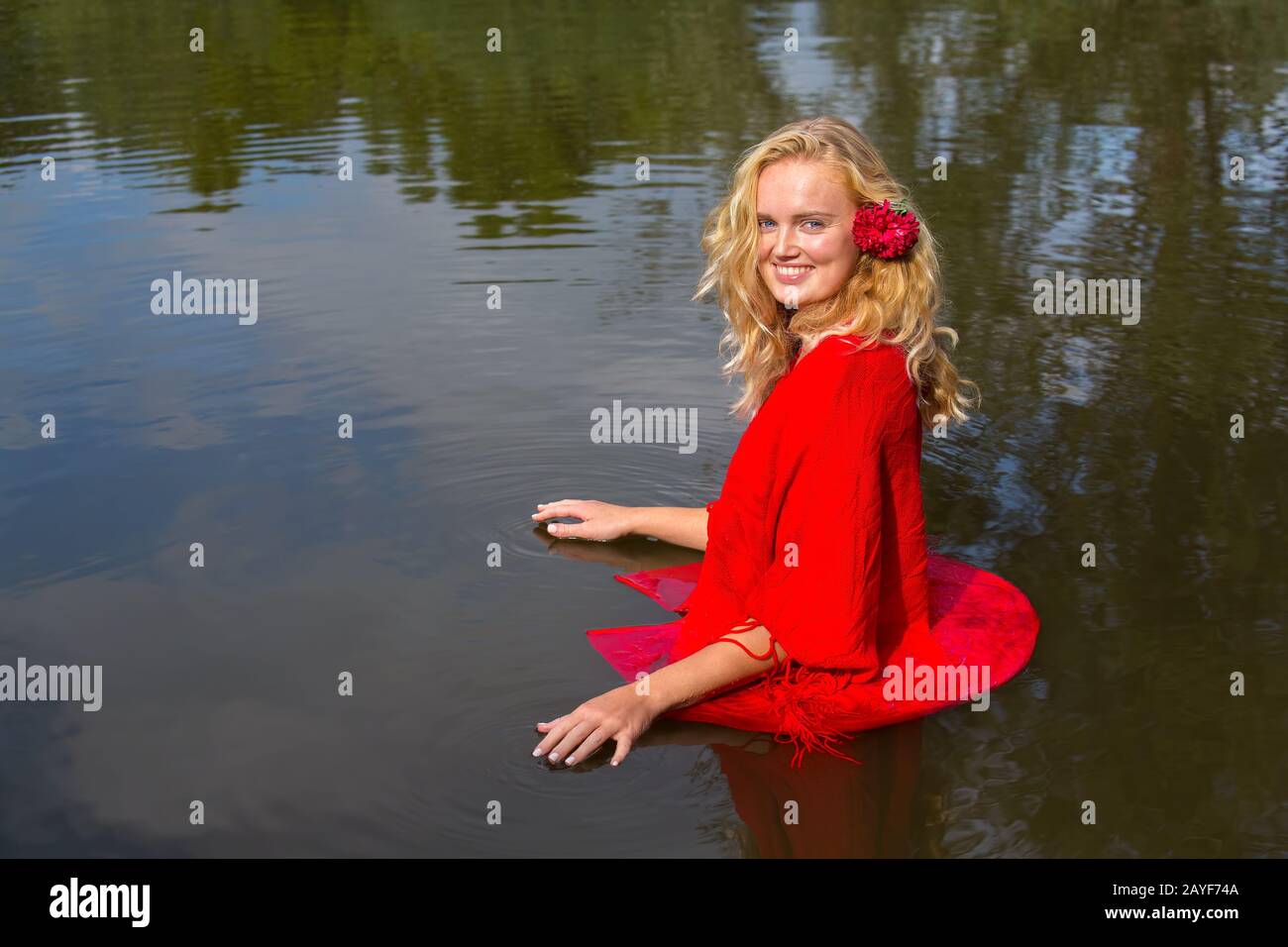 Ritratto bionda olandese donna in piedi in acqua Foto Stock