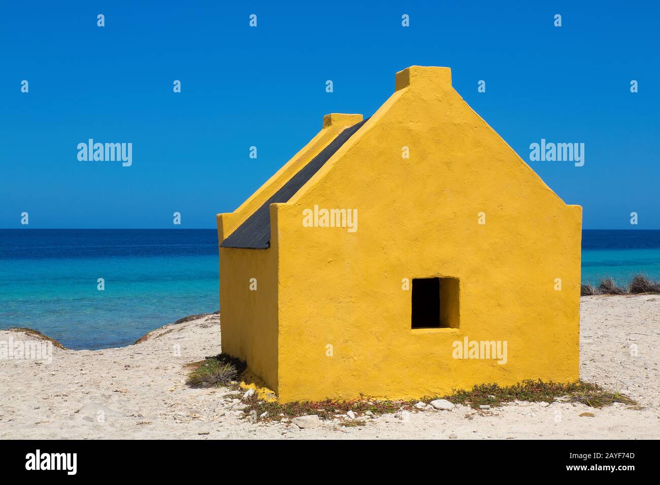 Una casa di schiavi gialli sulla spiaggia di Bonaire Foto Stock