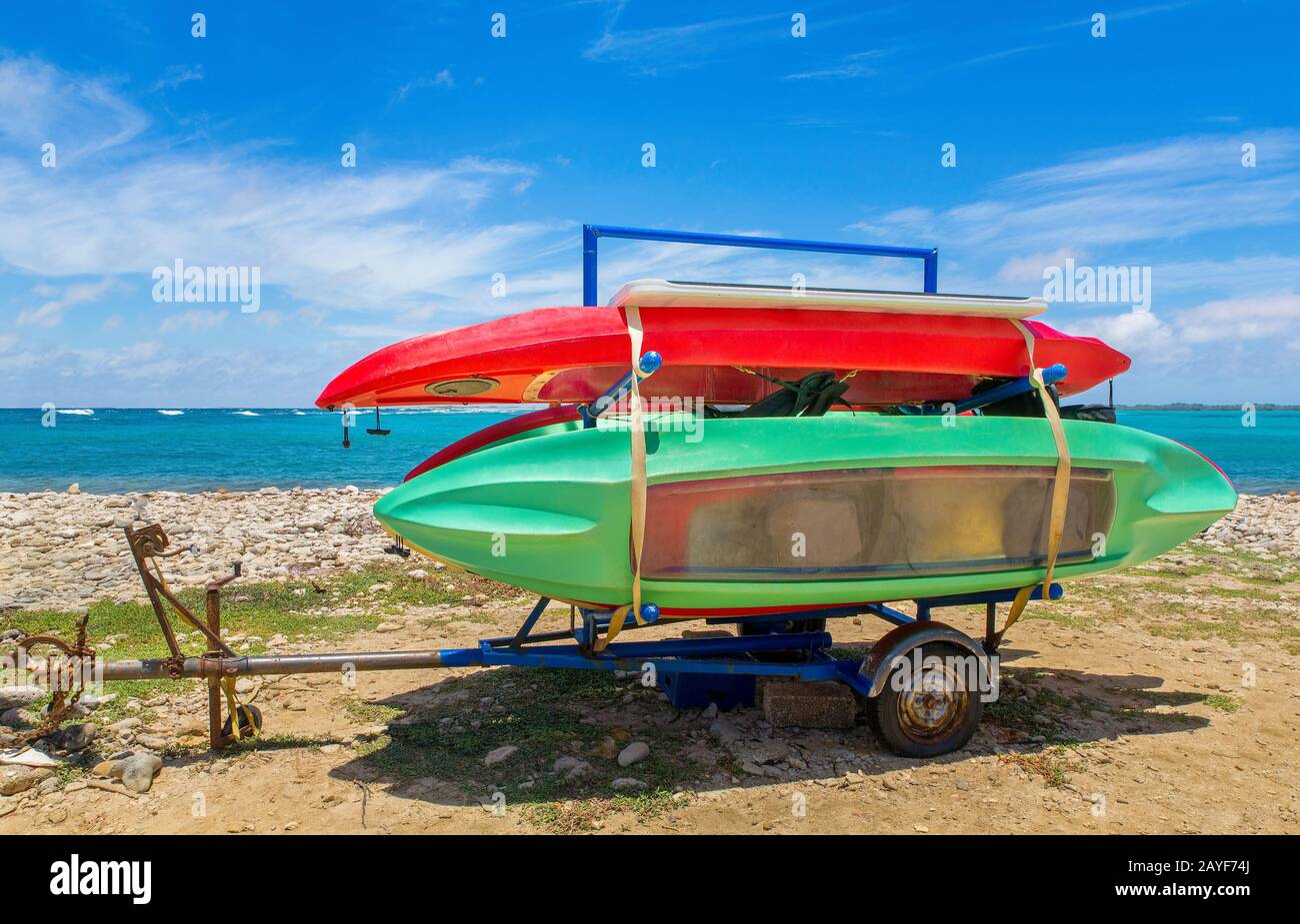 Rimorchio con canoe sulla spiaggia di Bonaire Foto Stock