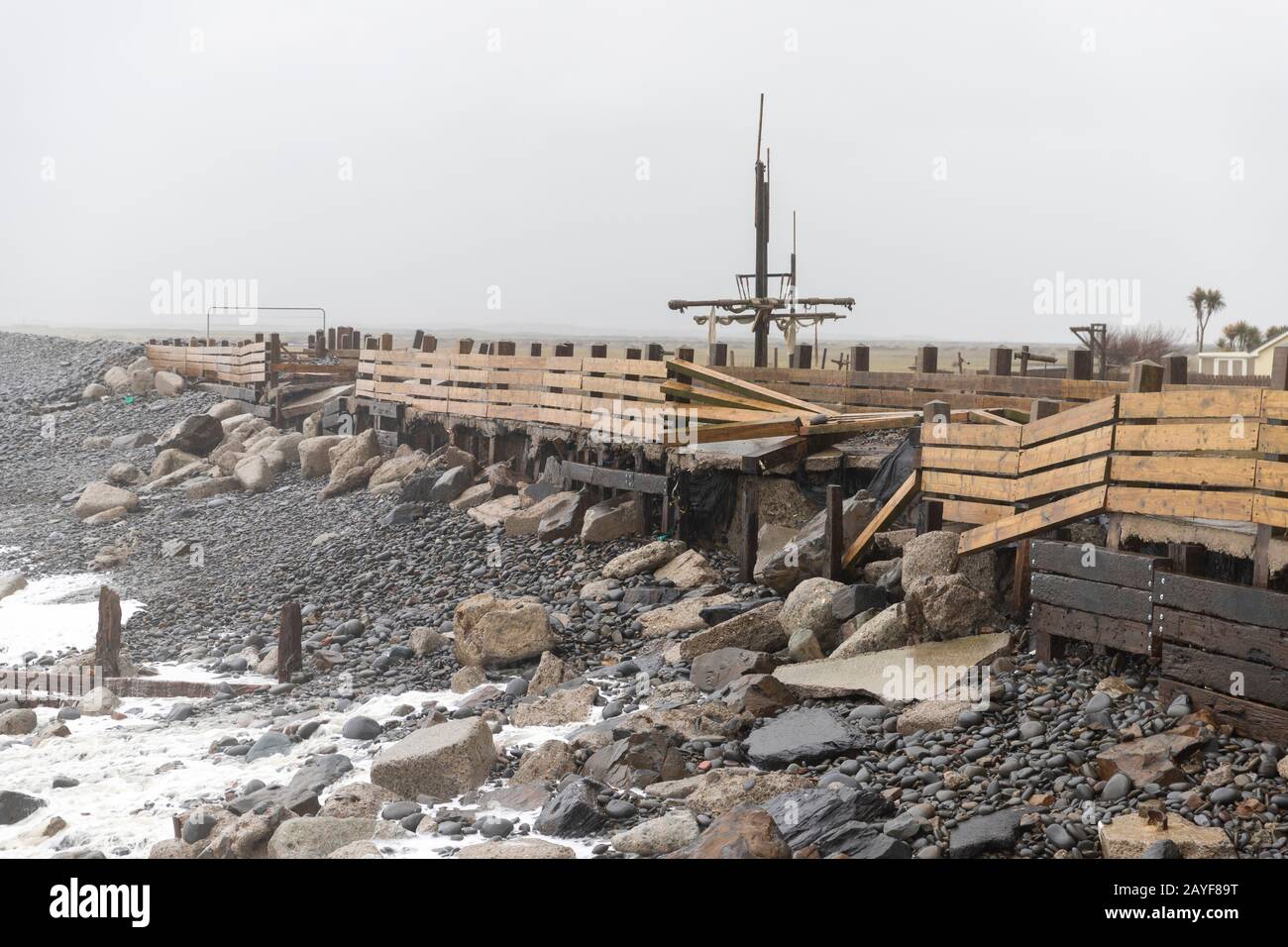 Westward Ho!, Devon, Regno Unito. 15th Feb 2020. Alta marea e forti venti da Storm Dennis smash via muro di mare e lasciare un sentiero di rocce e ciottoli lungo una spiaggia a Westward ho!, Devon, Regno Unito. I locali dicono che il mare è al livello più alto che è stato nella memoria vivente. Credito: Ricci Fothergill/Alamy Live News Foto Stock