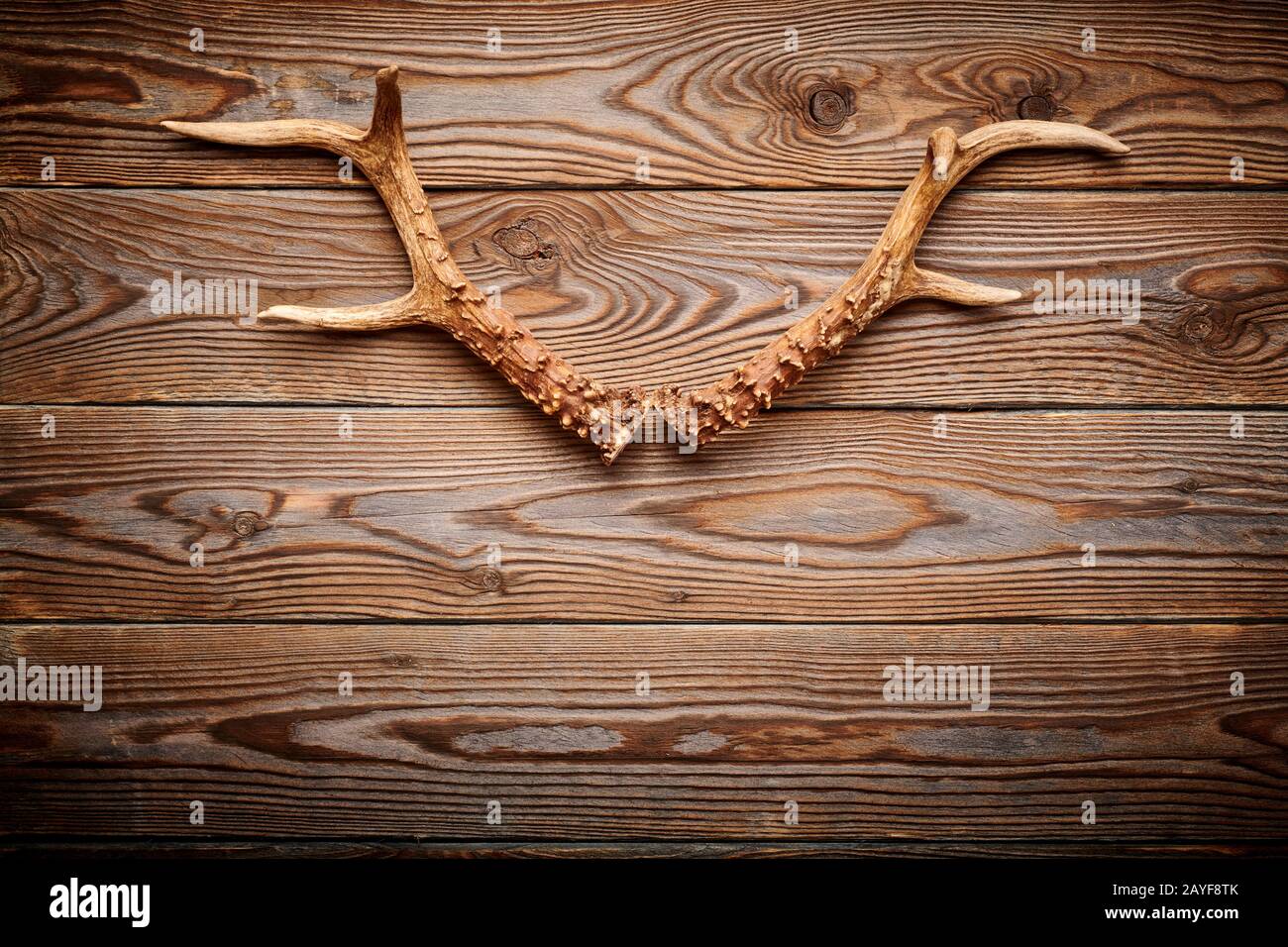 BestGiftEver Croce Rustica Con Cuore E Corna Di Cervo: Decorazione Murale In Finto Legno, Tema Caccia E Natura, 32,8 Cm, Per Cabina E Soggiorno - 2
