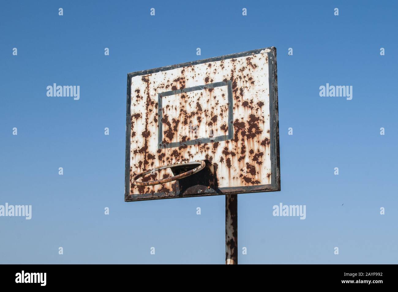 Campo da basket grunge con cerchio su campo da basket abbandonato in spiaggia Foto Stock