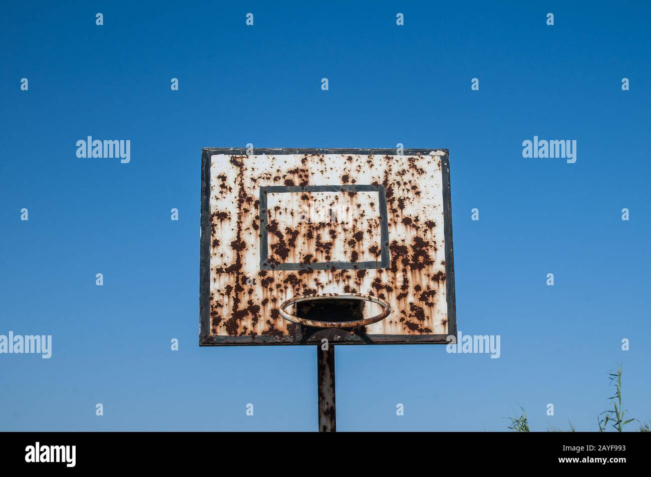 Campo da basket grunge con cerchio su campo da basket abbandonato in spiaggia Foto Stock