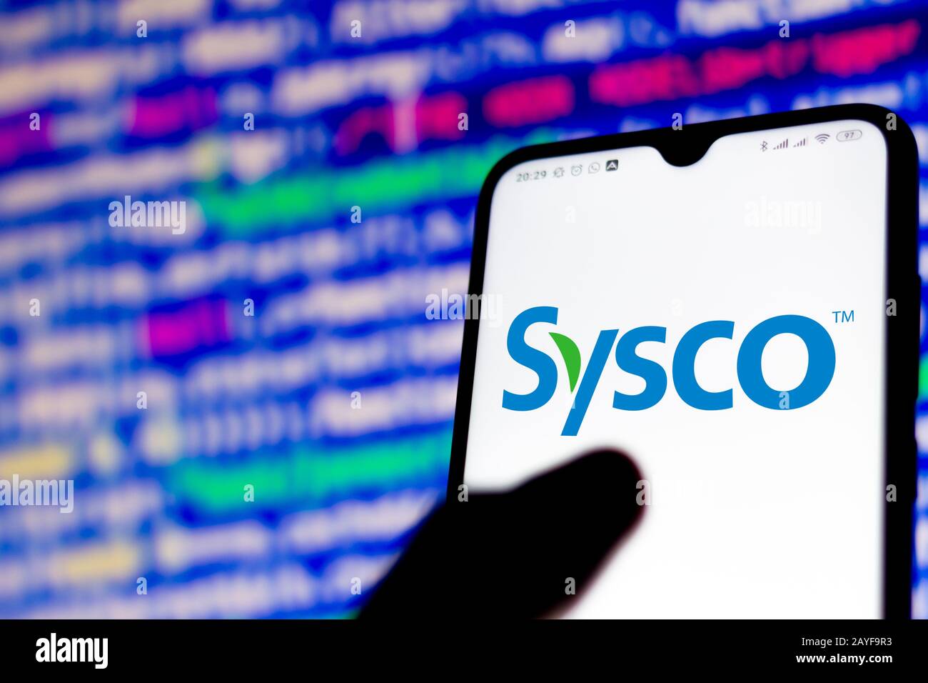 In questa immagine è illustrata un'applicazione con logo Sysco Corporation visualizzata su uno smartphone. Foto Stock