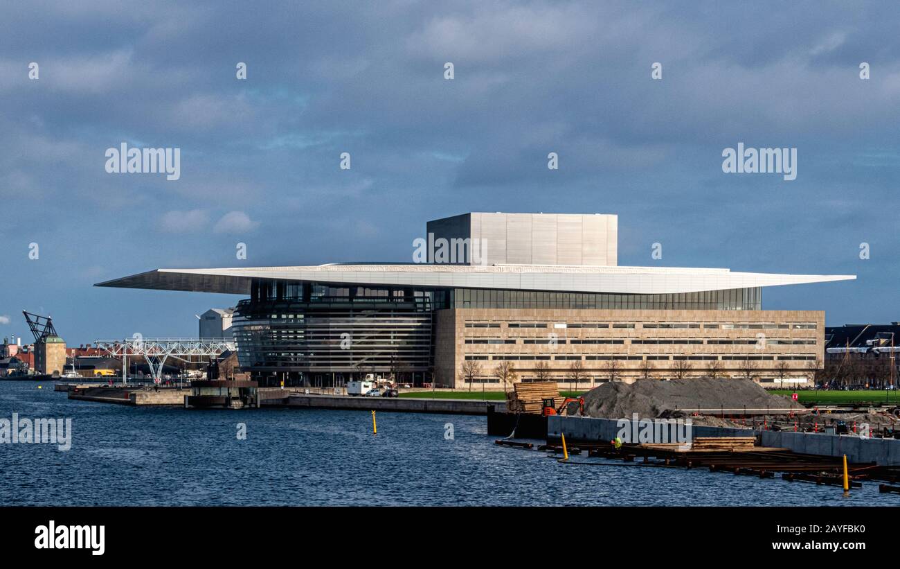 Il Teatro Dell'Opera Di Copenaghen. Edificio moderno sull'isola di Holmen  progettato dall'architetto Henning Larsen è il teatro dell'opera nazionale  della Danimarca Foto stock - Alamy