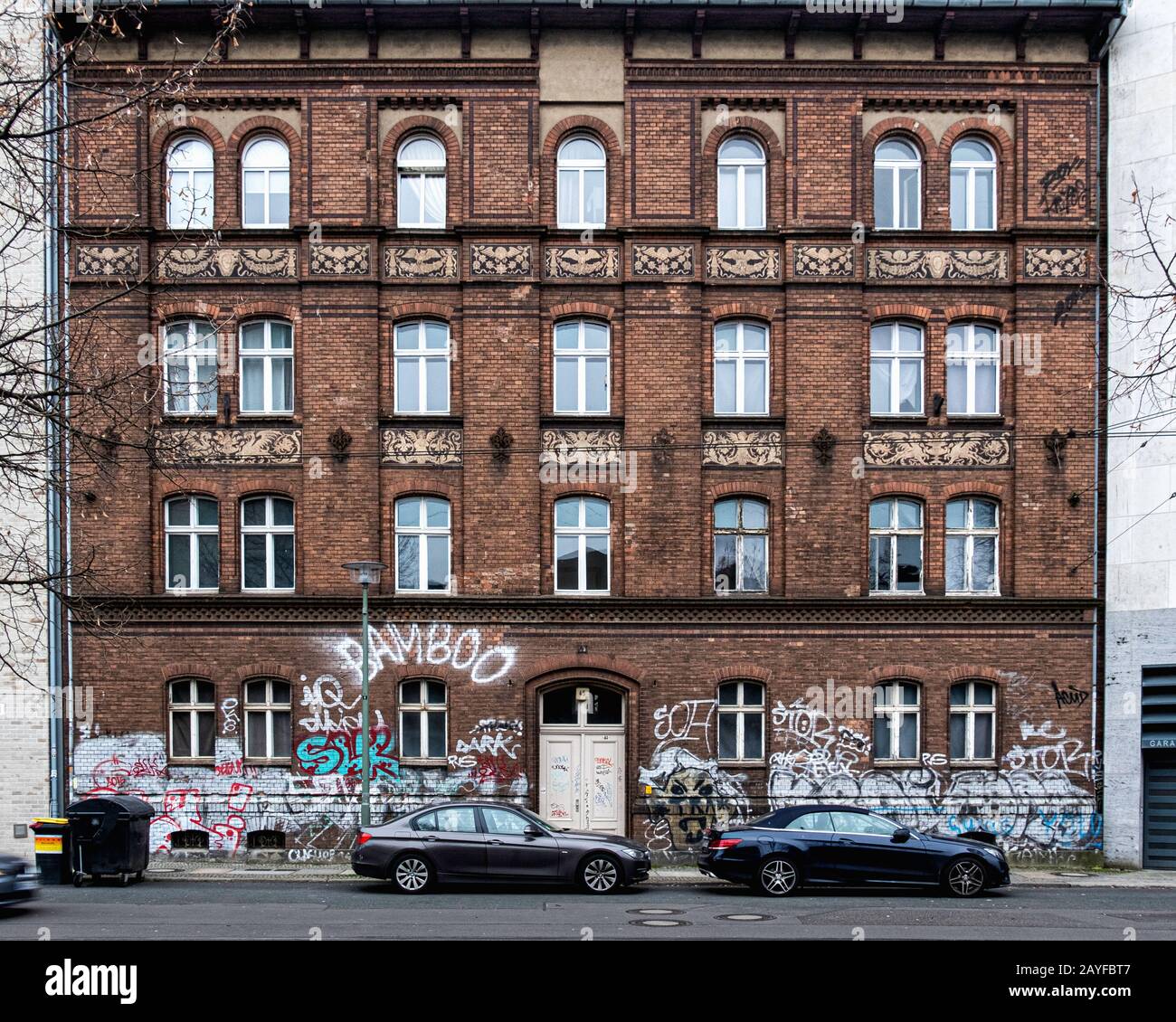 Storico vecchio edificio di appartamenti del 19th secolo esterno era ex edificio residenziale per funzionari di corte, Georgenstraße 45, Berlin-Mitte, Germania. Foto Stock