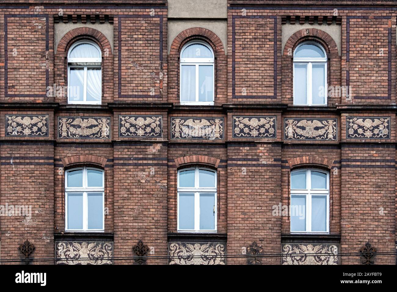 Storico vecchio edificio di appartamenti del 19th secolo esterno era ex edificio residenziale per funzionari di corte, Georgenstraße 45, Berlin-Mitte, Germania. Foto Stock