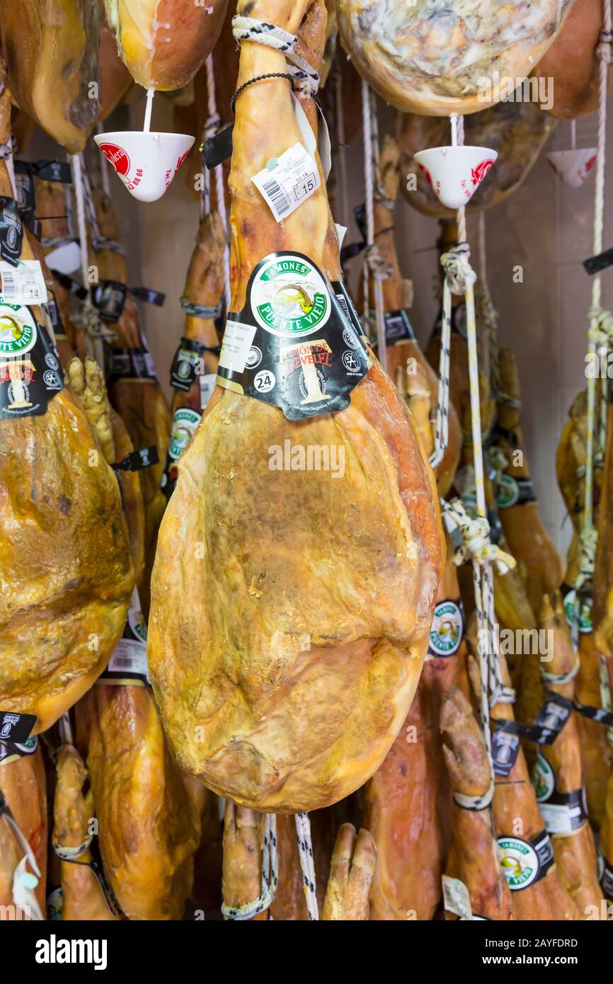 Jamon de Trevelez prosciutto crudo sospeso a la Solera de la Alpujarra, Trevelez (uno dei più alti villaggi della Spagna), Andalusia, Spagna nel mese di febbraio Foto Stock