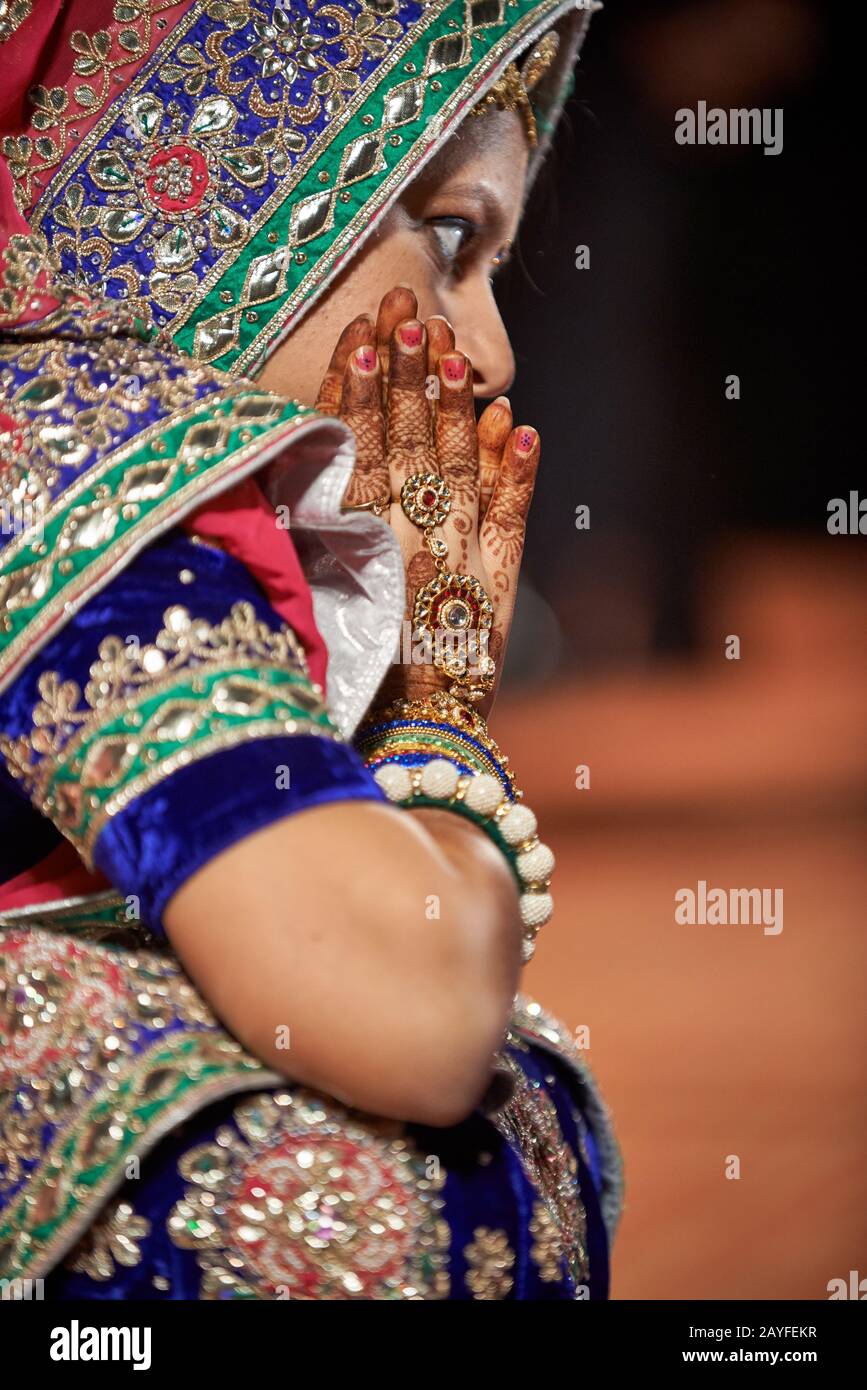 Mani riccamente decorate con gioielli e hennè su matrimonio indiano tradizionale, Jodhpur, Rajasthan, India Foto Stock