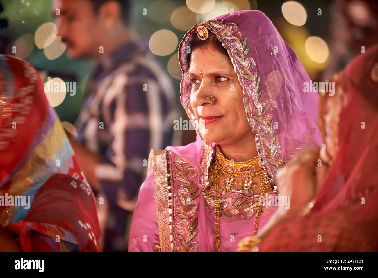 Donna indiana con abiti tipici su matrimonio indiano tradizionale, Jodhpur, Rajasthan, India Foto Stock