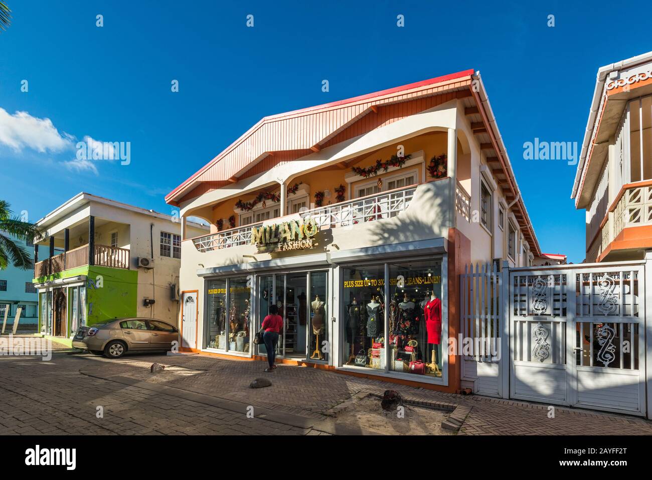 Philipsburg, St. Maarten, Antille Olandesi - 17 dicembre 2018: Street view of Philipsburg al giorno con donna vicino al negozio turistico di Sint Maarten Isl Foto Stock