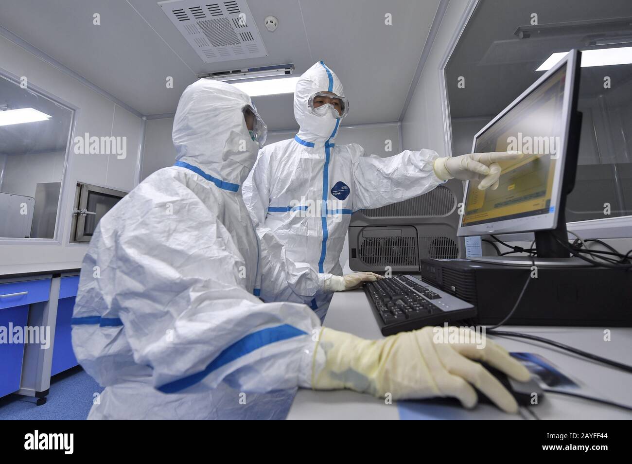Chengdu, Cina. 15th Feb 2020. I membri del personale lavorano presso il laboratorio completo di salute e quarantena del Sichuan International Travel Health Care Center (Chengdu Customs Port Outpatient Department), a Chengdu, nel Sichuan della Cina del sud-ovest, 15 febbraio 2020. Quindici professionisti hanno formato una 'squadra di commando anti-epidemia', prendendo a turno ai loro posti in gruppi giornalieri per assicurare che i campioni siano testati tempestivamente. Credito: Xinhua/Alamy Live News Foto Stock