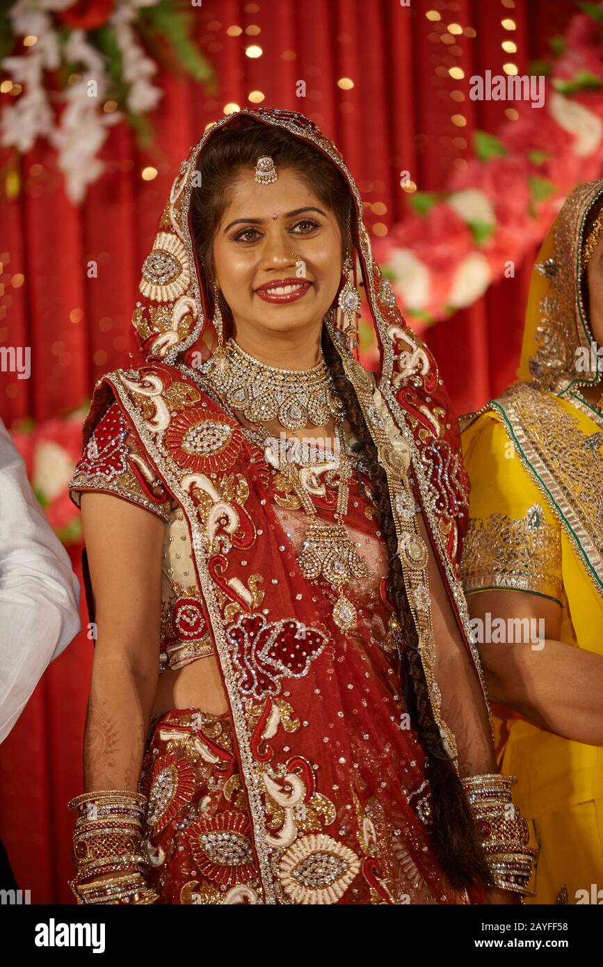 Bella donna indiana con abiti tipici su matrimonio indiano tradizionale, Jodhpur, Rajasthan, India Foto Stock