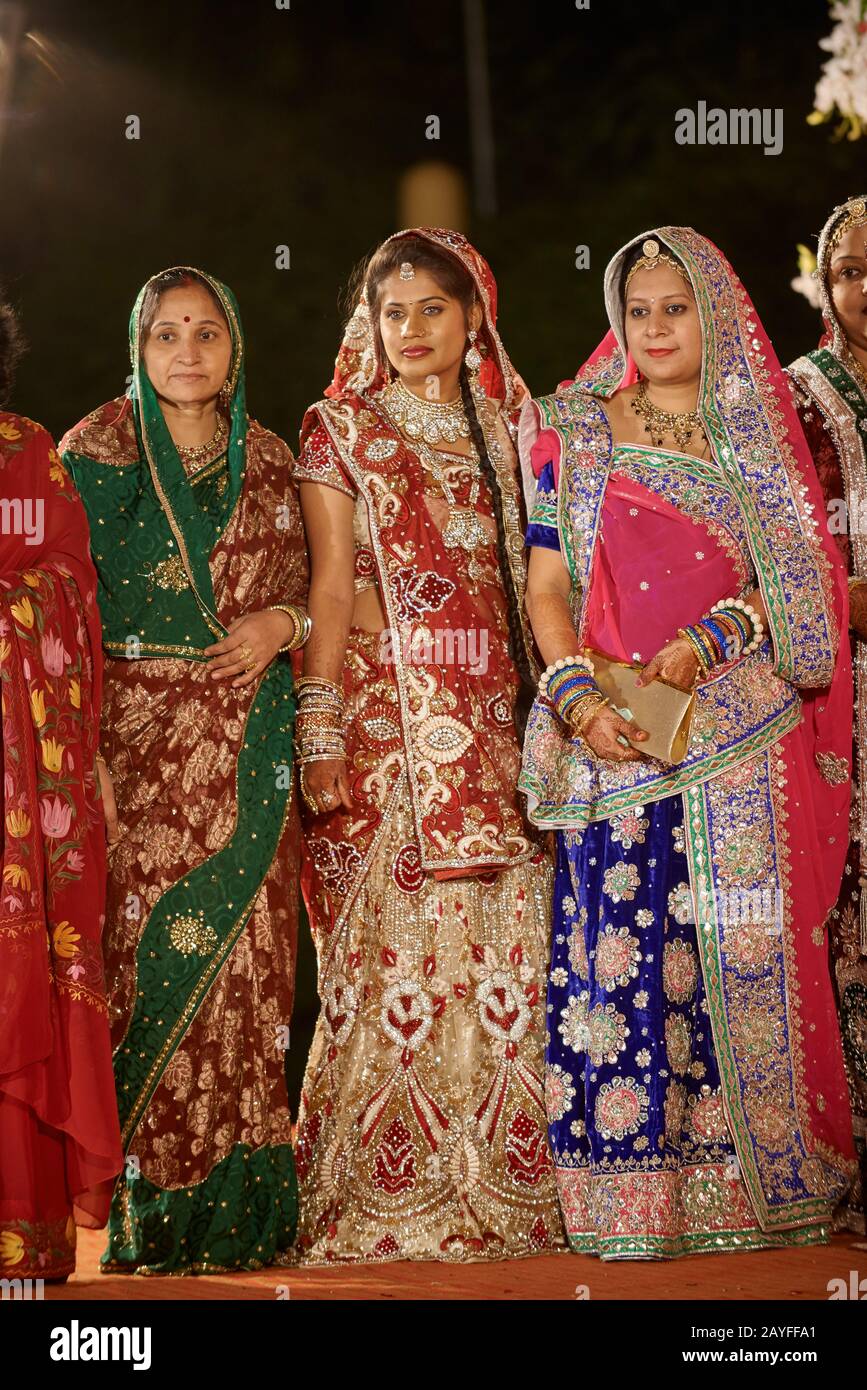 Donne indiane con i vestiti tipici sulle nozze indiane tradizionali,  Jodhpur, Rajasthan, India Foto stock - Alamy