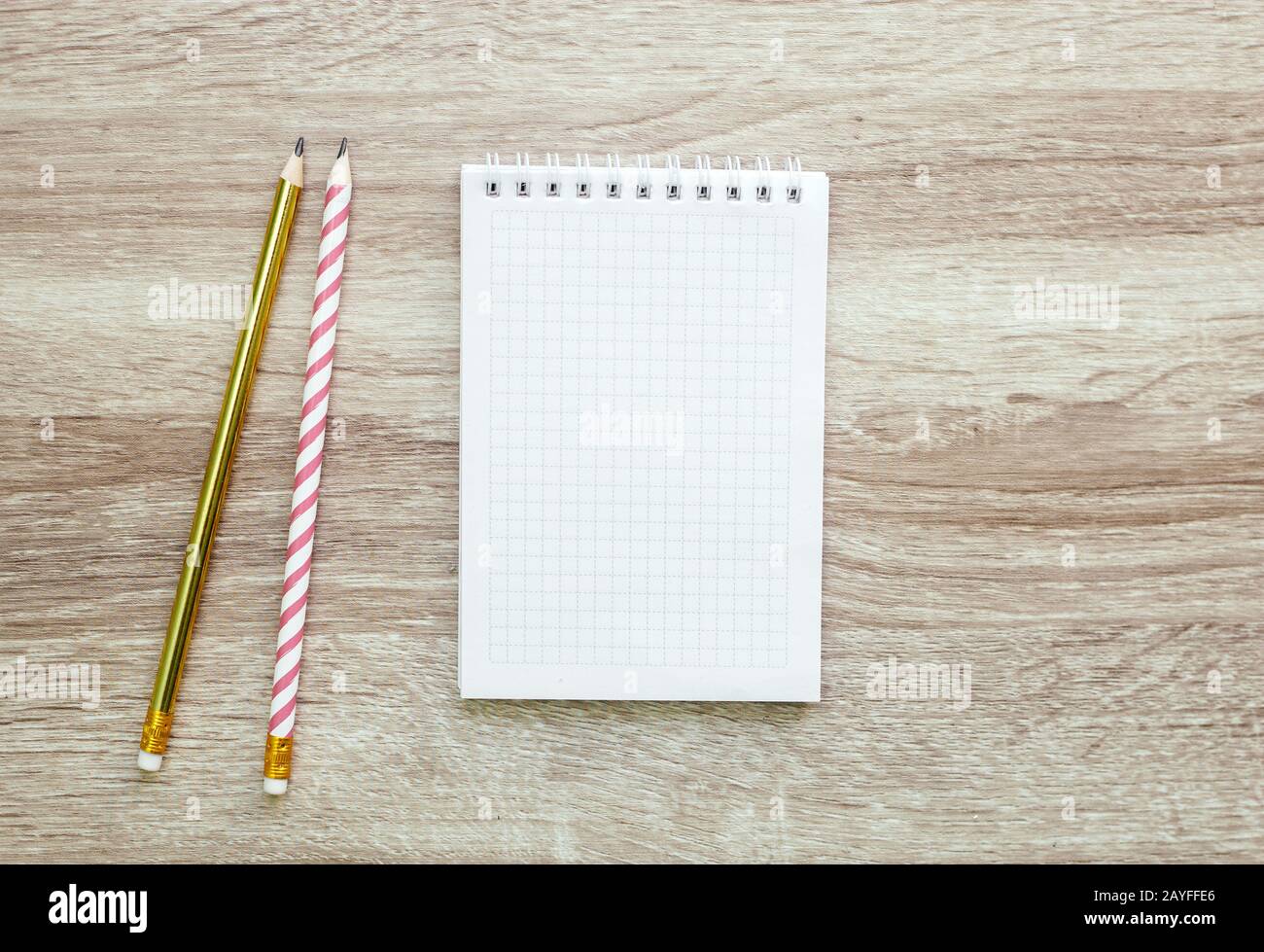 Notebook vuoto foglio bianco vuoto di carta con pastelli sul tavolo, copia spazio, ufficio, roba scuola Foto Stock