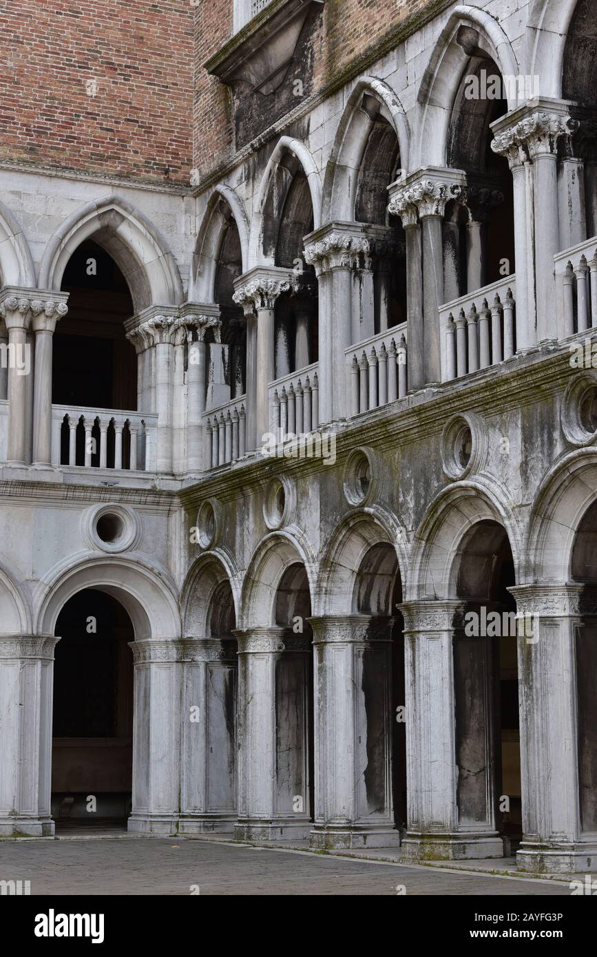 Le colonne di marmo colonnato e gli archi del cortile interno del Palazzo Ducale, Piazza San Marco, Venezia, Italia, Europa. Foto Stock