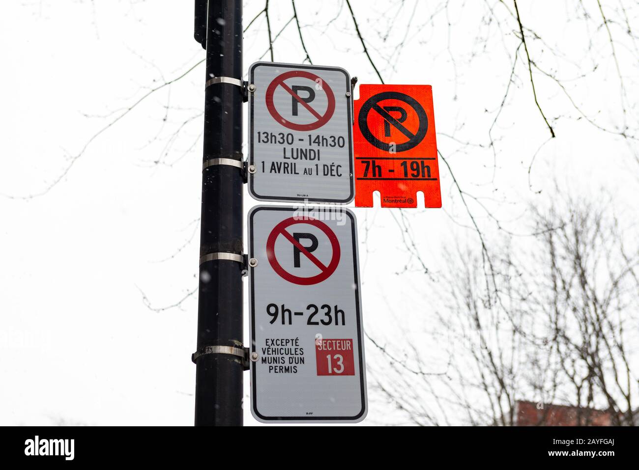 Montreal Quebec Canada 4 gennaio 2020: Nessun parcheggio per la rimozione della neve segno arancione. Foto Stock
