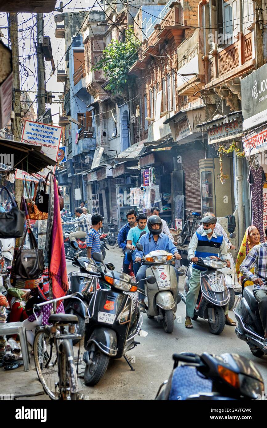 Buntes Strassenleben in den Gassen von Jodhpur, Rajasthan, Indien |colorful streetlife sul mercato di Jodhpur, Rajasthan, India| Foto Stock