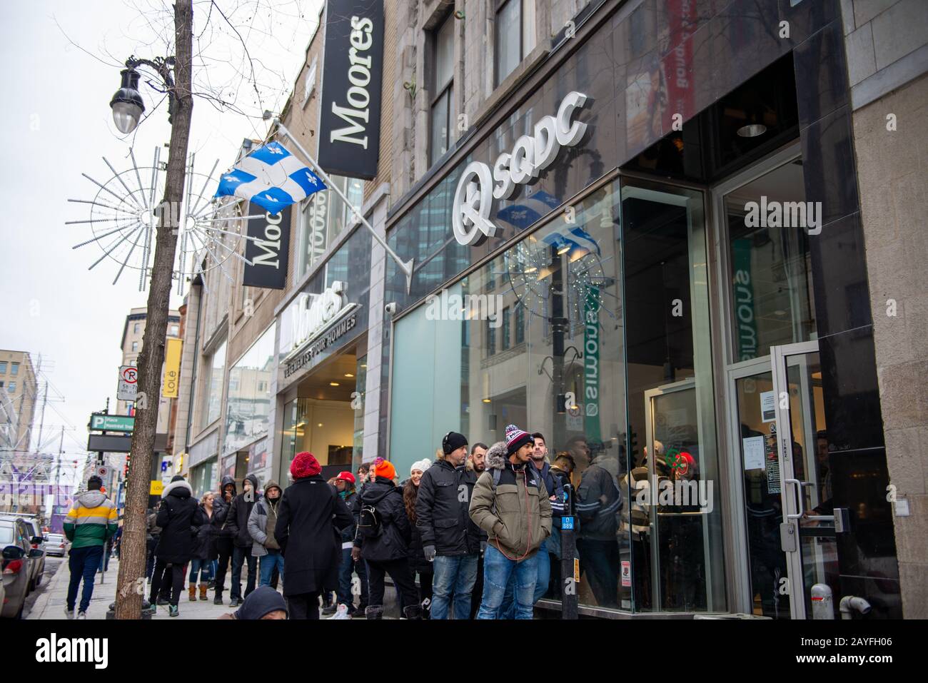 Montreal quebec canada 29 dicembre 2019; negozio di marijuana SQDC, Société québécoise du cannabis con la linea di persone fuori attesa pazientemente Foto Stock