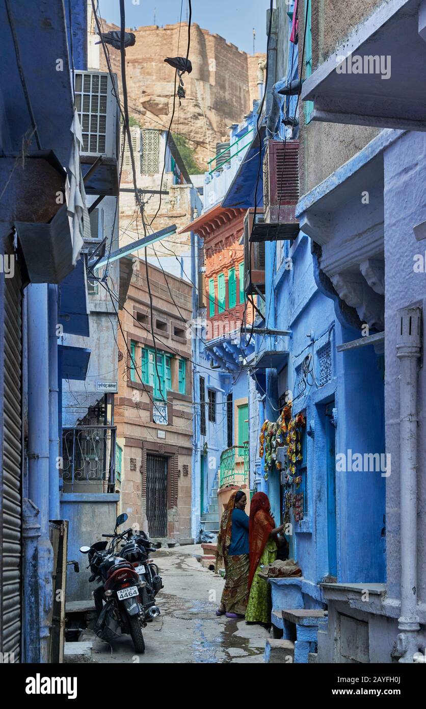 Buntes Strassenleben in den Gassen von Jodhpur, Rajasthan, Indien |colorful streetlife sul mercato di Jodhpur, Rajasthan, India| Foto Stock