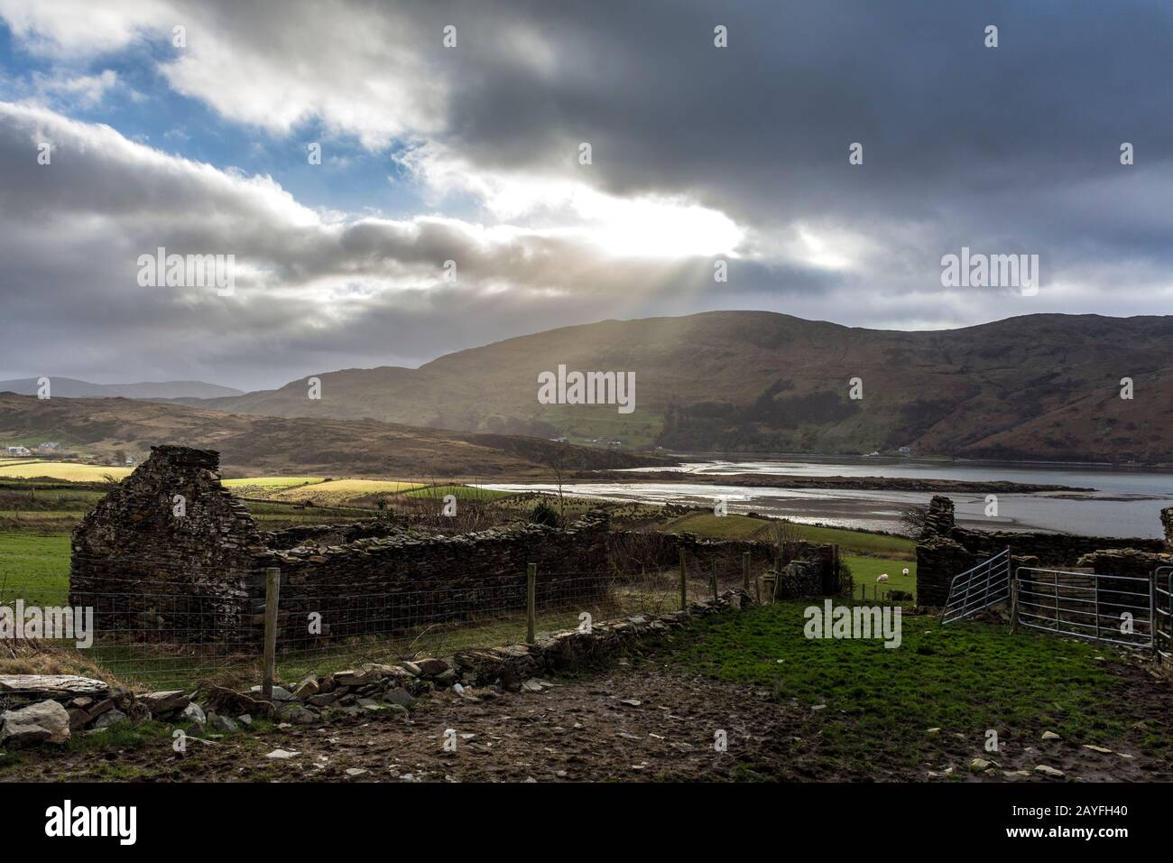 Antiche rovine e terreni agricoli in Irlanda rurale, Ardara, Contea di Donegal. Foto Stock