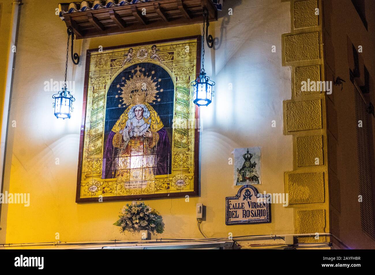 Granada, Spagna. Murale religioso piastrellato di notte in Calle Virgen del Rosario. Foto Stock