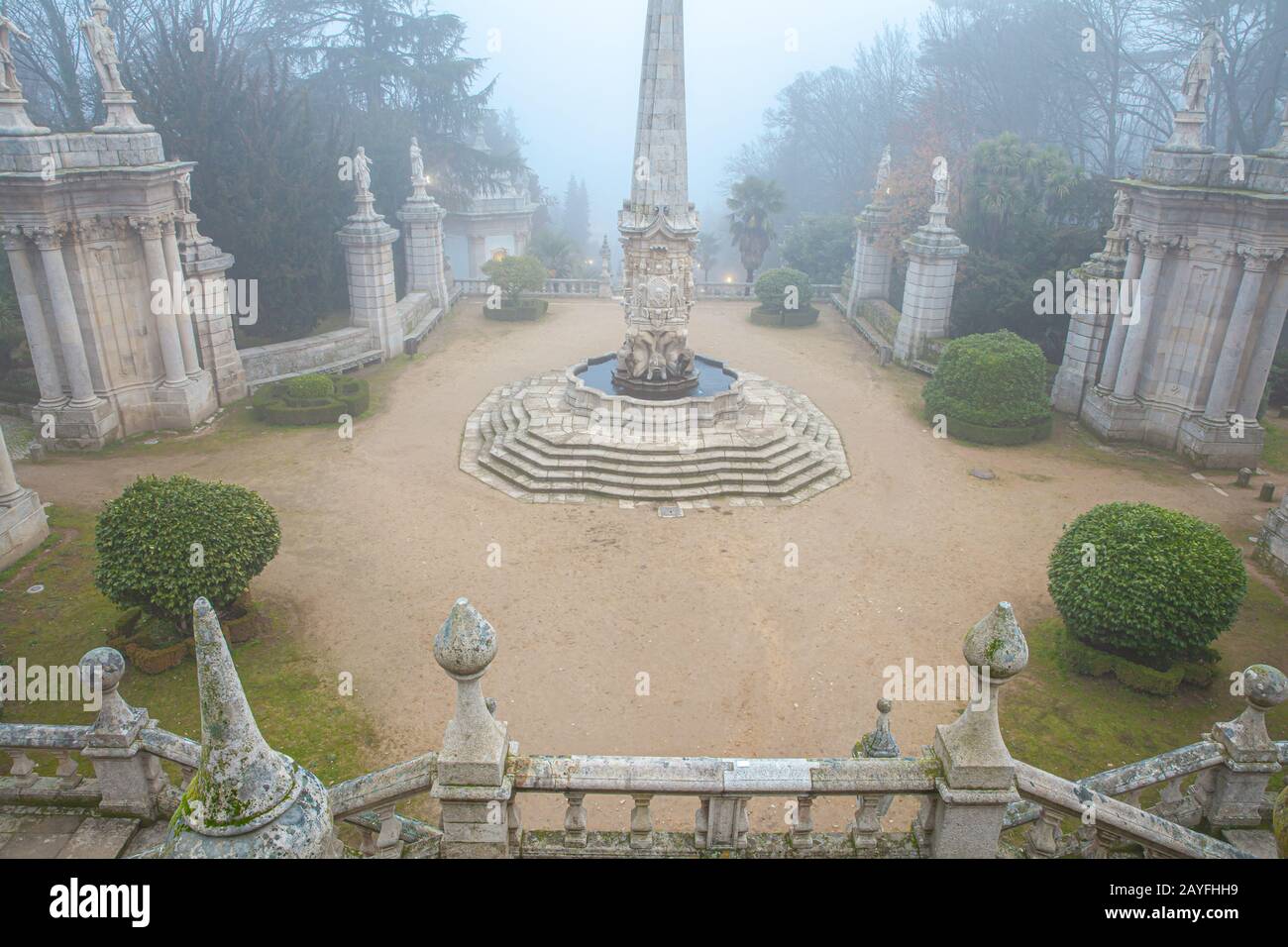 Parco delle nebbie e scale barocche del Santuario di Nossa Senhora dos Remédios Lamego Portogallo Foto Stock