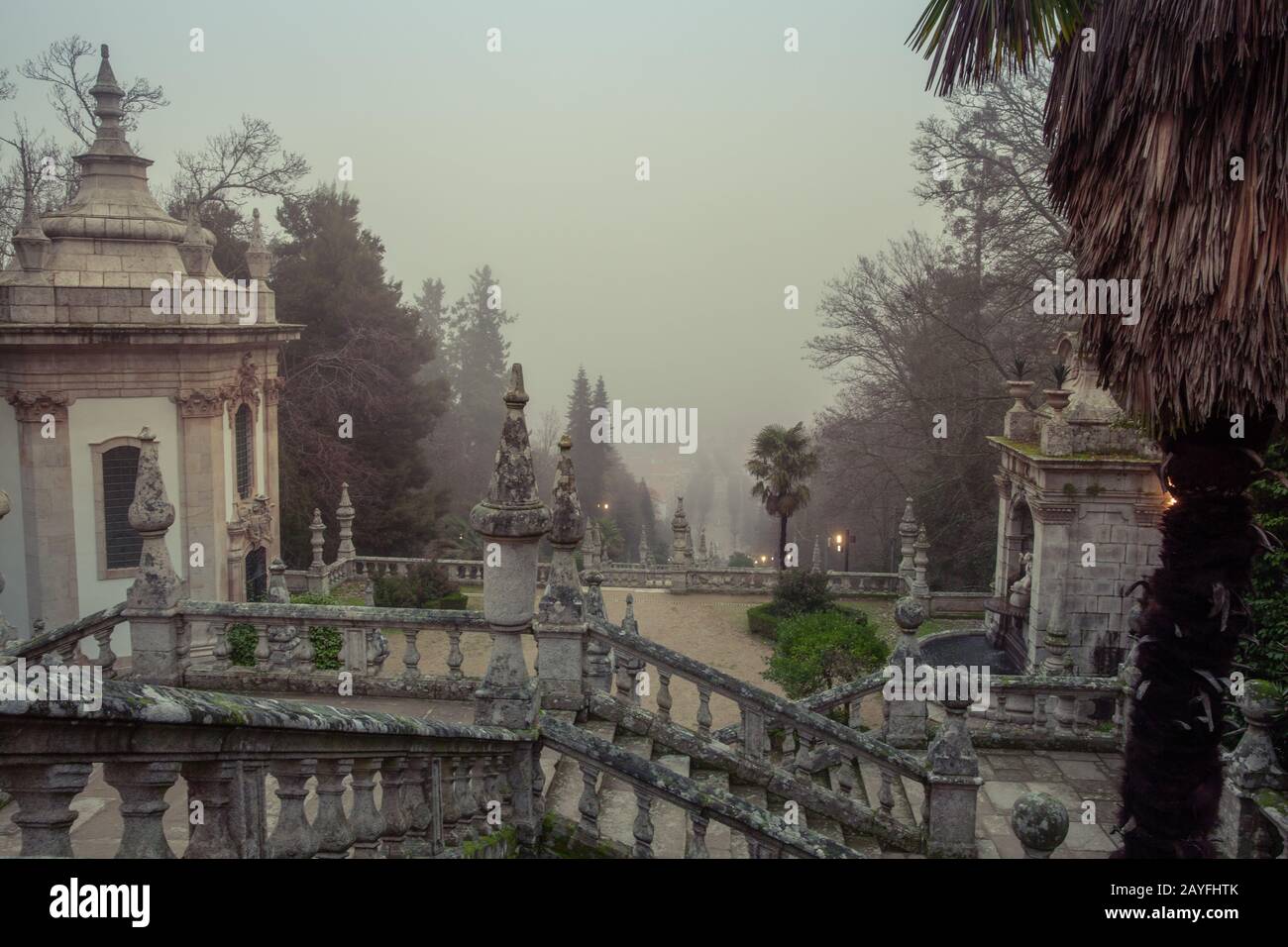 Parco delle nebbie e scale barocche del Santuario di Nossa Senhora dos Remédios Lamego Portogallo Foto Stock