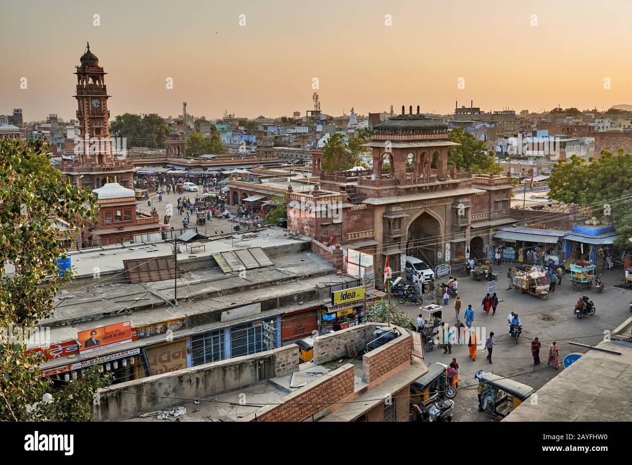 Buntes Strassenleben in den Gassen von Jodhpur, Rajasthan, Indien |colorful streetlife sul mercato di Jodhpur, Rajasthan, India| Foto Stock