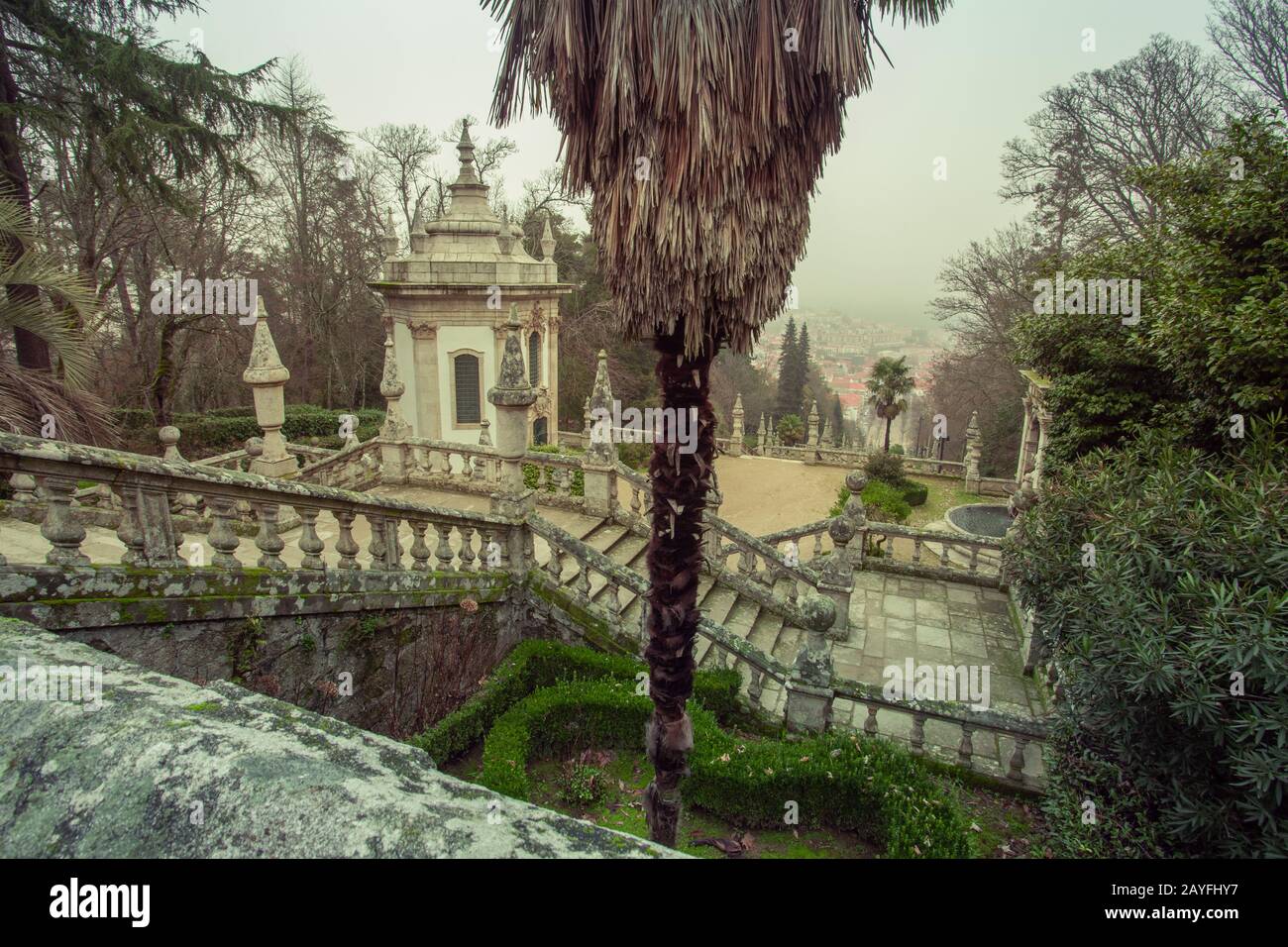 Parco delle nebbie e scale barocche del Santuario di Nossa Senhora dos Remédios Lamego Portogallo Foto Stock