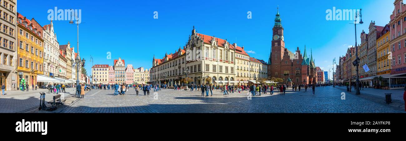 Vista panoramica della medievale Piazza del mercato di Wroclaw con le sue case colorate, il vecchio municipio e numerosi turisti in una giornata di sole. Wroclaw, Polonia. Foto Stock