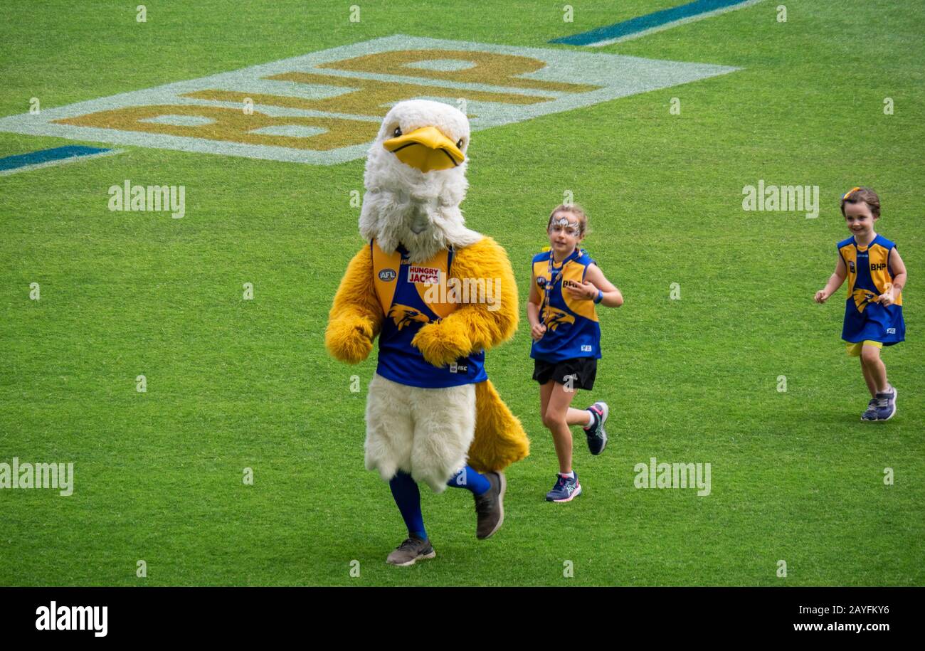 Rick 'The Rock' Eagle mascotte e due tifosi al 2020 AFLW West Coast Eagles e Fremantle Dockers Derby gioco presso l'Optus Stadium Burswood Perth WA Australia Foto Stock