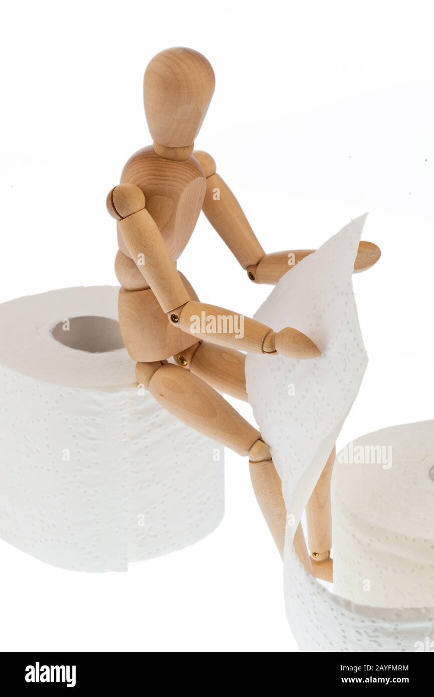 Eine Holzfigur und eine Rolle Toilettenpapier Foto Stock