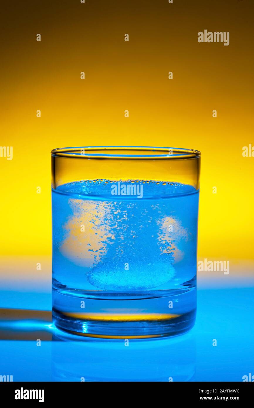 Eine Brausetablette loest sich in einem Glas Wasser auf, Aspirin, Foto Stock