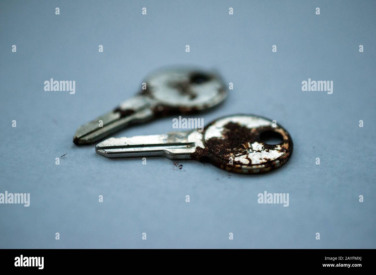 Un paio di chiavi arrugginite Foto Stock