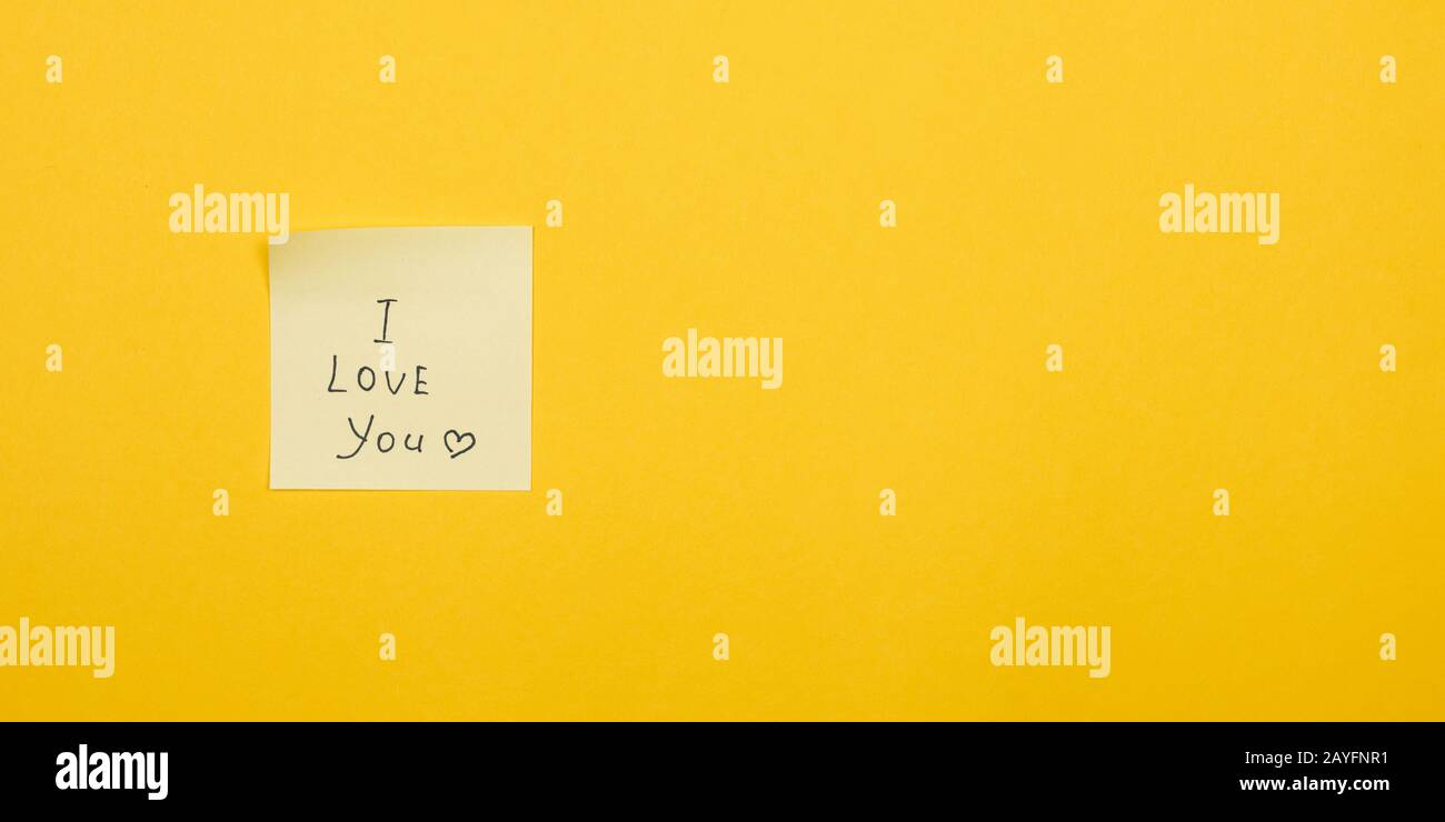 ti amo. giallo nota adesiva su sfondo giallo con spazio copia Foto Stock