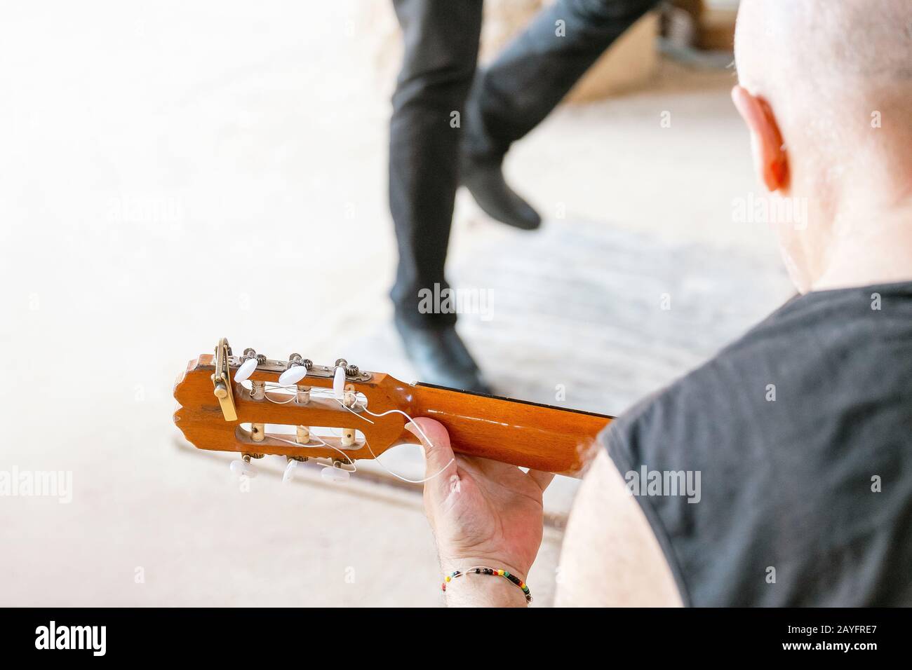 Vista ravvicinata di una ballerina che esegue la passione solo piedi danza in scarpe di flamenco all'aperto Foto Stock