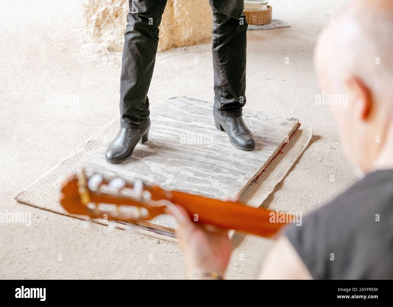 Vista ravvicinata di una ballerina che esegue la passione solo piedi danza in scarpe di flamenco all'aperto Foto Stock