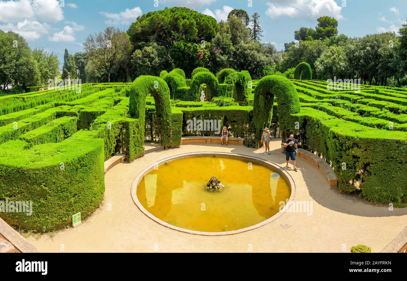 Barcellona, SPAGNA - 11 LUGLIO 2018: Parco e giardino con labirinto a Barcellona in Spagna in estate Foto Stock